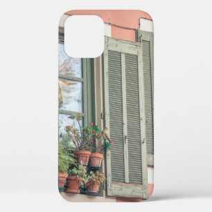 窓付近の花瓶に色合いの花を詰め合わせた花 iPhone 12ケース