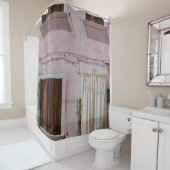 窓3つとドー1つを備えたピンクコンクリートの家 シャワーカーテン (インサイチュ)