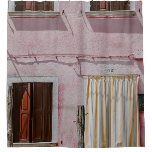 窓3つとドー1つを備えたピンクコンクリートの家 シャワーカーテン (正面)