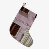 窓3つとドー1つを備えたピンクコンクリートの家 スモールクリスマスストッキング (正面 (吊り時))