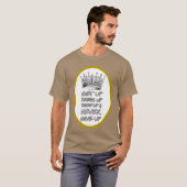 立ち上がれ!着飾れ!出陣だ!そして決して諦めるな!面白い Tシャツ (正面フル)