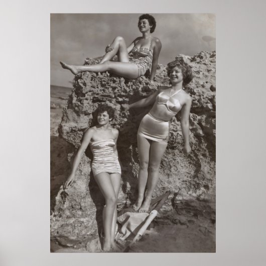 立ち位置と座っている3人の女性のグレースケール写真 ポスター (正面)