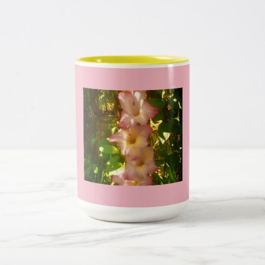 立ち咲くピンクの花が咲く ツートーンマグカップ (中央)