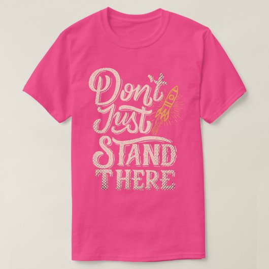 立つだけでモチベーションを上げる Tシャツ (デザイン正面)