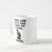 立つのが辛い時はひざまずく キリスト教 コーヒーマグカップ (正面左)