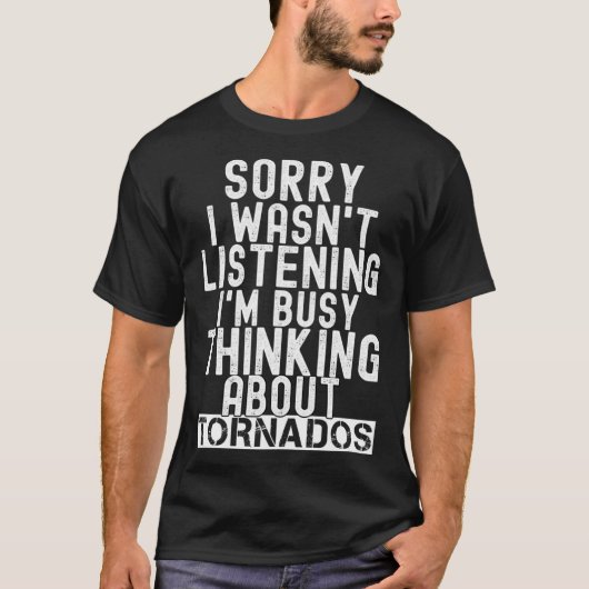 竜巻のユーモアを追いかける気象嫌い嵐 Tシャツ (正面)