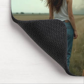 竜巻を見る若い女性と犬 マウスパッド (コーナー)