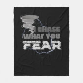 竜巻チェイサーを恐れるものを追う フリースブランケット (正面)