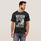 竪琴を使ってAを過小評価してはいけない Tシャツ (正面フル)