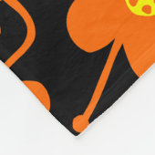 競合する花 – オレンジと黄色の黒 フリースブランケット (角)