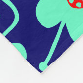 競合する花 – ターコイズと赤オン深い海軍 フリースブランケット (角)