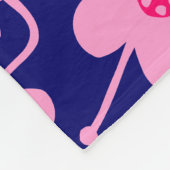 競合する花 – ネオン赤とピンクの深い海軍 フリースブランケット (角)