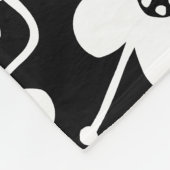 競合する花 – 黒と白 フリースブランケット (角)