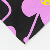 競合する花 – Blk上のライトバイオレットと黄色 フリースブランケット (角)