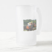 競馬の終わりによって曇らされるビールのジョッキ フロストグラスビールジョッキ (正面右)