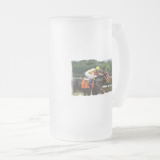 競馬の終わりによって曇らされるビールのジョッキ フロストグラスビールジョッキ (正面右)