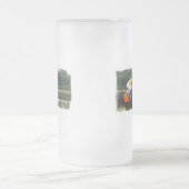 競馬の終わりによって曇らされるビールのジョッキ フロストグラスビールジョッキ (中央)