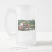 競馬の終わりによって曇らされるビールのジョッキ フロストグラスビールジョッキ (左)