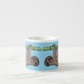 竹の漫画の上の可愛い笑顔のナマケモノイラストレーション エスプレッソカップ (正面)