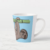 竹の漫画の上の可愛い笑顔のナマケモノイラストレーション カフェラテマグ (右)