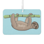 竹の漫画の上の可愛い笑顔のナマケモノイラストレーション カーエアーフレッシュナー (裏面)