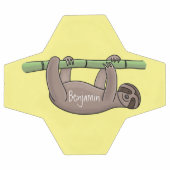 竹の漫画の上の可愛い笑顔のナマケモノイラストレーション サッカーボール (フラット)