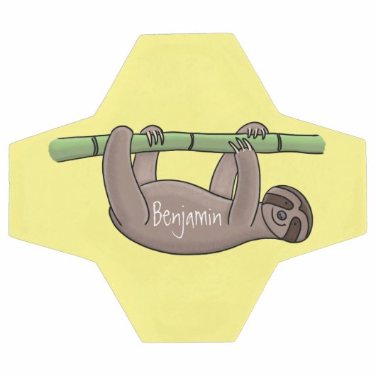 竹の漫画の上の可愛い笑顔のナマケモノイラストレーション サッカーボール (フラット)