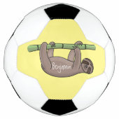 竹の漫画の上の可愛い笑顔のナマケモノイラストレーション サッカーボール (正面)