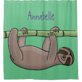 竹の漫画の上の可愛い笑顔のナマケモノイラストレーション シャワーカーテン (正面)