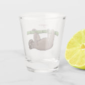 竹の漫画の上の可愛い笑顔のナマケモノイラストレーション ショットグラス (裏面)