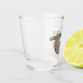 竹の漫画の上の可愛い笑顔のナマケモノイラストレーション ショットグラス (左)