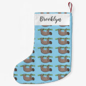 竹の漫画の上の可愛い笑顔のナマケモノイラストレーション スモールクリスマスストッキング (裏面)