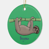 竹の漫画の上の可愛い笑顔のナマケモノイラストレーション セラミックオーナメント (左)