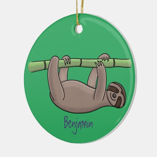 竹の漫画の上の可愛い笑顔のナマケモノイラストレーション セラミックオーナメント (左)