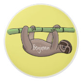 竹の漫画の上の可愛い笑顔のナマケモノイラストレーション セラミックノブ (正面)