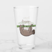 竹の漫画の上の可愛い笑顔のナマケモノイラストレーション タンブラーグラス (裏面)