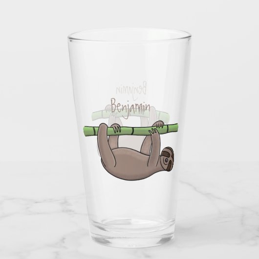 竹の漫画の上の可愛い笑顔のナマケモノイラストレーション タンブラーグラス (裏面)