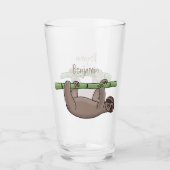 竹の漫画の上の可愛い笑顔のナマケモノイラストレーション タンブラーグラス (正面)