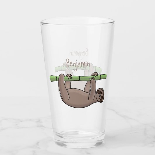 竹の漫画の上の可愛い笑顔のナマケモノイラストレーション タンブラーグラス (正面)