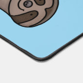 竹の漫画の上の可愛い笑顔のナマケモノイラストレーション デスクマット (コーナー)