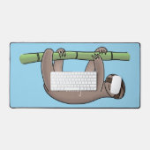 竹の漫画の上の可愛い笑顔のナマケモノイラストレーション デスクマット (キーボード&マウス)