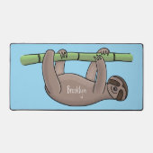 竹の漫画の上の可愛い笑顔のナマケモノイラストレーション デスクマット (正面)