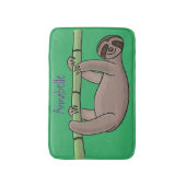 竹の漫画の上の可愛い笑顔のナマケモノイラストレーション バスマット (正面縦)