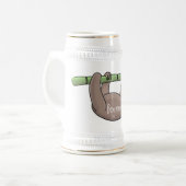 竹の漫画の上の可愛い笑顔のナマケモノイラストレーション ビールジョッキ (正面左)