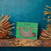 竹の漫画の上の可愛い笑顔のナマケモノイラストレーション フォトプラーク (側面)