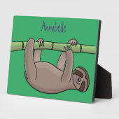 竹の漫画の上の可愛い笑顔のナマケモノイラストレーション フォトプラーク (側面)