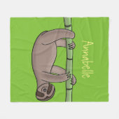 竹の漫画の上の可愛い笑顔のナマケモノイラストレーション フリースブランケット (正面(横))