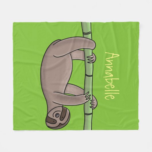 竹の漫画の上の可愛い笑顔のナマケモノイラストレーション フリースブランケット (正面(横))