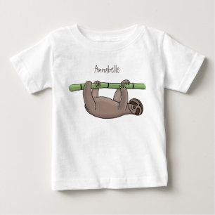 竹の漫画の上の可愛い笑顔のナマケモノイラストレーション ベビーTシャツ