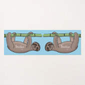 竹の漫画の上の可愛い笑顔のナマケモノイラストレーション ヨガマット (裏面(横))